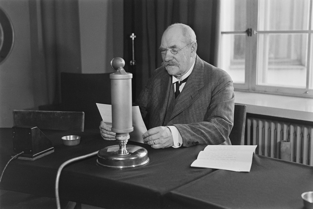 galleryimage:Tasavallan presidentti Pehr Evind Svinhufvud pitääradiopuhetta 1936.