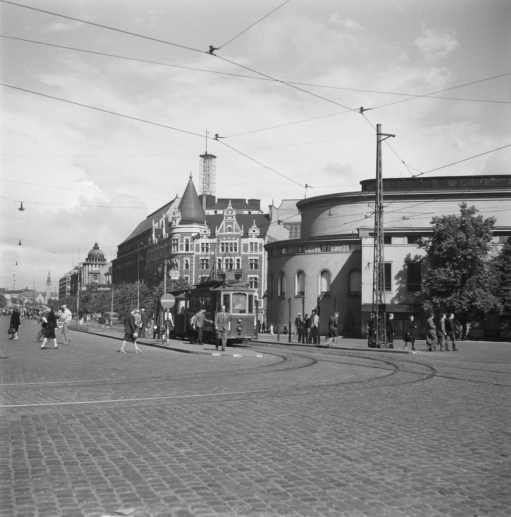 galleryimage:Mannerheimintie, Ruotsalainen teatteri ja Stockmannintavaratalo, 1946.